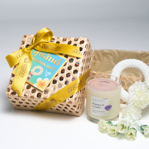 Songkran Petite Set เซ็ตตะกร้าสงกรานต์เพื่อความผ่อนคลาย เทียนหอม240g และมาลัยดอกไม้ประดิษฐ์ - COZXY Product Image
