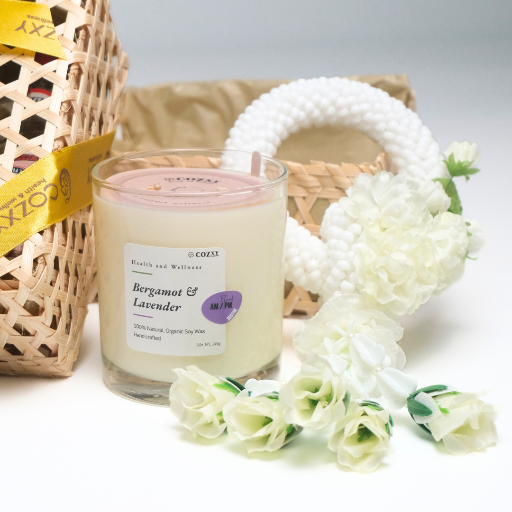 Songkran Petite Set เซ็ตตะกร้าสงกรานต์เพื่อความผ่อนคลาย เทียนหอม240g และมาลัยดอกไม้ประดิษฐ์ - COZXY Product Image