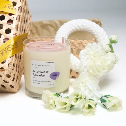 Songkran Petite Set เซ็ตตะกร้าสงกรานต์เพื่อความผ่อนคลาย เทียนหอม240g และมาลัยดอกไม้ประดิษฐ์ - COZXY Product Image