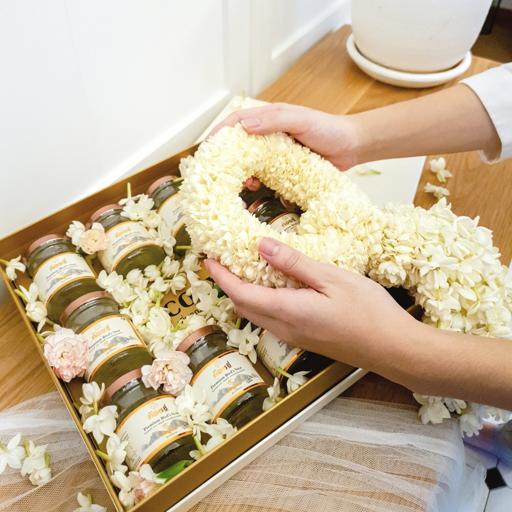 Fresh Malai Luxe Set กล่องดอกไม้และพวงมาลัย รังนกพรีเมี่ยม 10 ขวด - COZXY Product Image