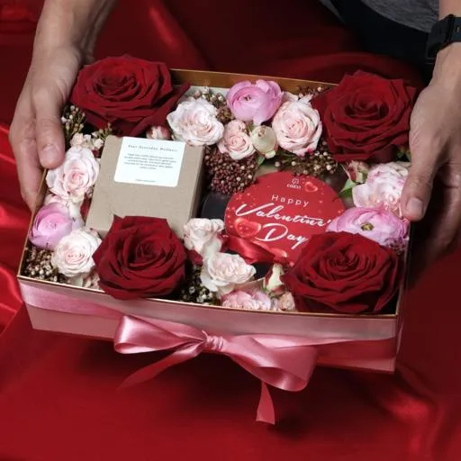 My Sweet Heart Box กล่องดอกกุหลาบพร้อมช็อกโกแลตทรัฟเฟิล 7 ชิ้นและเทียนหอม - COZXY Product Image