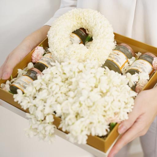 Fresh Malai Luxe Set กล่องดอกไม้และพวงมาลัย รังนกพรีเมี่ยม 10 ขวด - COZXY Product Image