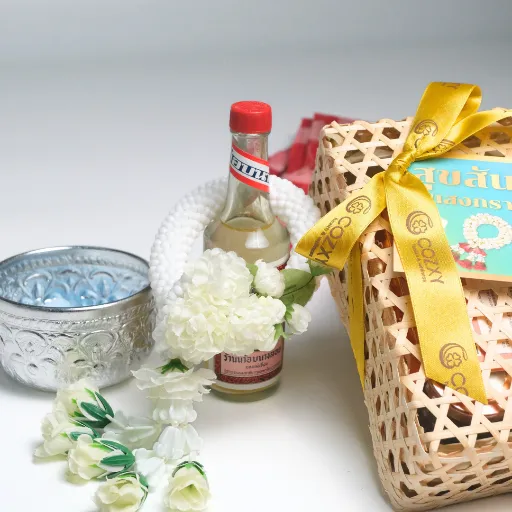 Songkran Classic Bird's Nest Set เซ็ตตะกร้าสงกรานต์เพื่อสุขภาพ รังนกพรีเมียม6ขวด น้ำอบ และมาลัยประดิษฐ์ - COZXY Product Image