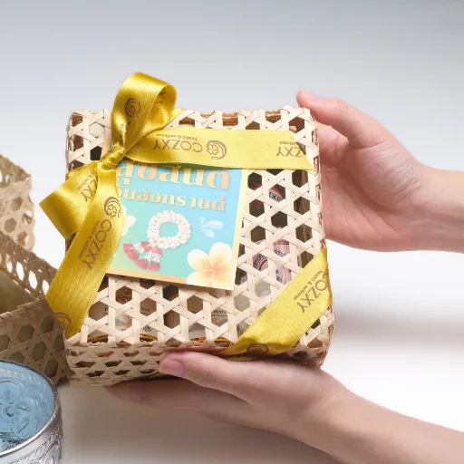 Songkran Petite Set เซ็ตตะกร้าสงกรานต์เพื่อความผ่อนคลาย เทียนหอม240g และมาลัยดอกไม้ประดิษฐ์ - COZXY Product Image