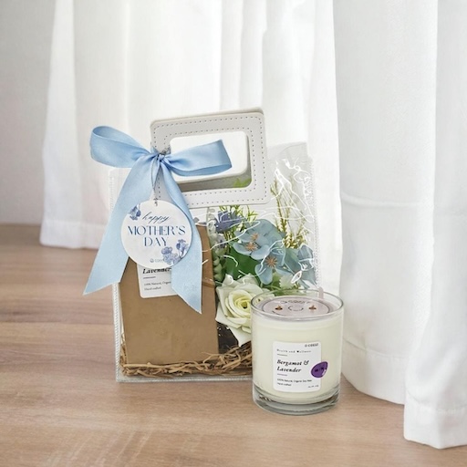 Blue & Bloom เทียนหอมไขถั่วเหลือง 240g. ในกระเป๋าดอกไม้ประดิษฐ์ - Cozxy | Health Product Image