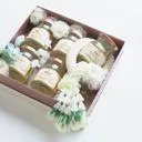 Faux Malai กล่องดอกไม้และพวงมาลัยประดิษฐ์ รังนกพรีเมี่ยม 5 ขวด - COZXY Thumbnail