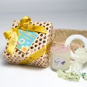 Songkran Petite Set เซ็ตตะกร้าสงกรานต์เพื่อความผ่อนคลาย เทียนหอม240g และมาลัยดอกไม้ประดิษฐ์ - COZXY Thumbnail